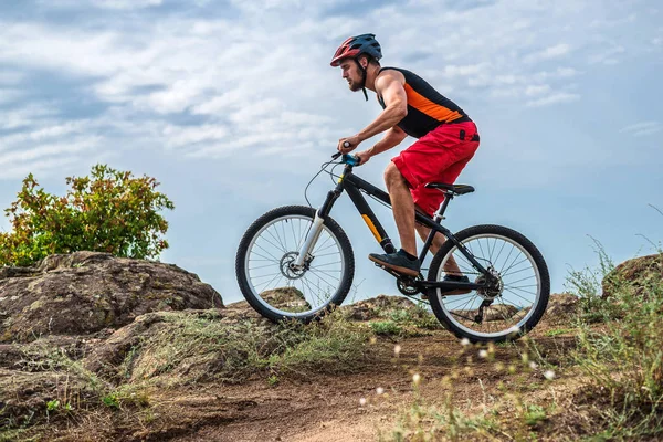 Cyklist Hjälm Och Med Ryggsäck Som Rider Ner Rock Mountainbike — Stockfoto