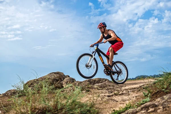 Concepto Ciclismo Extremo Ciclista Una Bicicleta Montaña Fondo Del Cielo — Foto de Stock