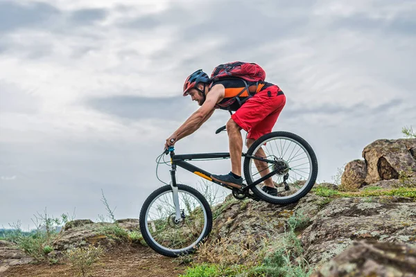 Ciclista Descendiendo Por Roca Una Bicicleta Montaña Estilo Vida Activo — Foto de Stock