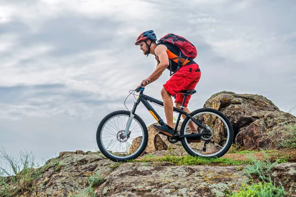 Ciclista Cabalgando Por Roca Una Bicicleta Montaña Ciclismo Enduro Extremo — Foto de Stock