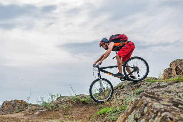 Велосипедист Шоломі Рюкзаком Їздить Скелі Гірському Велосипеді Активний Спосіб Життя — стокове фото