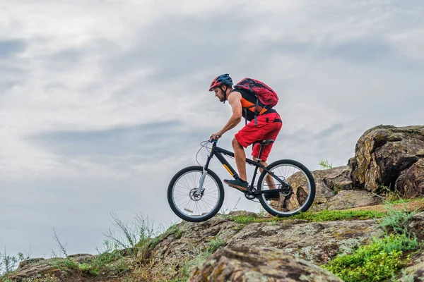 Concepto Ciclismo Extremo Ciclista Una Bicicleta Montaña Fondo Del Cielo — Foto de Stock