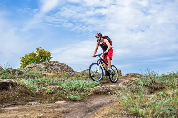 Radfahrer Mit Helm Und Rucksack Auf Dem Mountainbike Den Felsen — Stockfoto