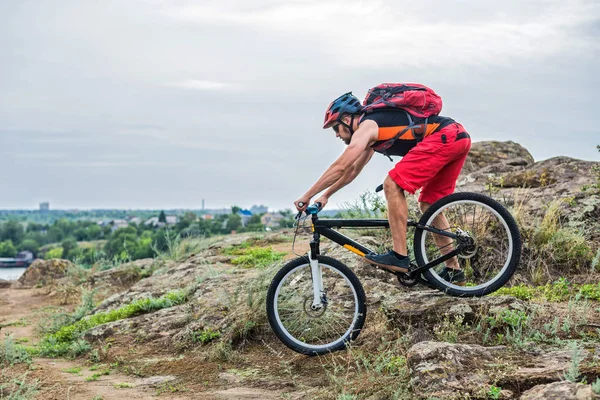 Cyklist Ridning Ned Rock Mountainbike Extrem Enduro Cykling Cyklist Hjälm — Stockfoto