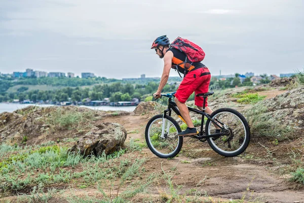 Cyclist Descending Rock Mountain Bike Active Lifestyle Extreme Cyclist Blue — Stock Photo, Image