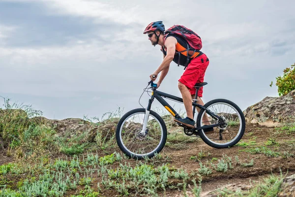 Ciclista Montando Una Bicicleta Montaña Sobre Rocas Fondo Azul Del — Foto de Stock