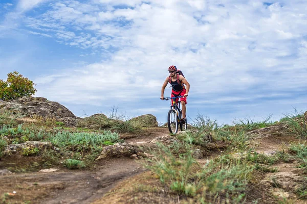 Concepto Ciclismo Extremo Ciclista Una Bicicleta Montaña Fondo Del Cielo —  Fotos de Stock