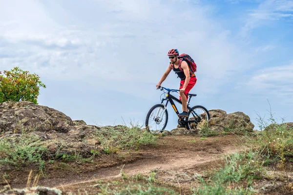 Ciclista Montando Una Bicicleta Montaña Sobre Rocas Fondo Azul Del —  Fotos de Stock