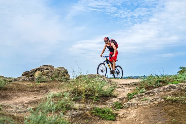 Jazda Konna Kolarz Enduro Rower Górski Szlaku Rocky Skopiować Wolnego — Zdjęcie stockowe