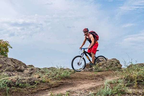 Cyklist Ridning Mountainbike Stenar Blå Himmel Bakgrund Extrem Sport Mtb — Stockfoto