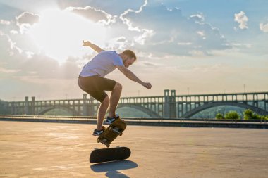 Kaykaycı günbatımı bir atlama bir numara yapıyor. Aktif yaşam tarzı.