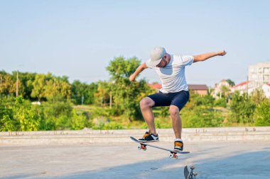 Kaykaycı yol açık havada bir fiske vurmak hile yapıyor. Aktif yaşam biçimi, doğada eğitim kaykaycı.