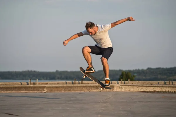 Skateboarder Haciendo Truco Ollie Fondo Del Cielo Azul Estilo Vida — Foto de Stock