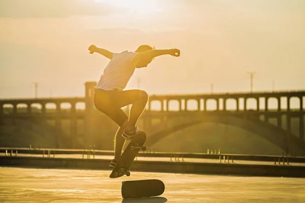 Skateboarder Haciendo Truco Ollie Con Sol Brillante Fondo Estilo Vida — Foto de Stock