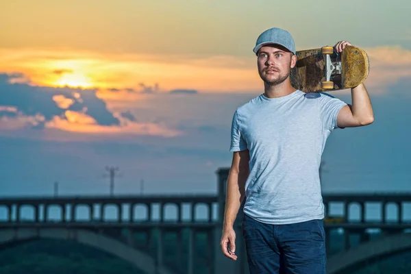 Güzel Bir Gün Batımı Fonunda Paten Omzunun Üstünde Tutarak Kaykaycı — Stok fotoğraf