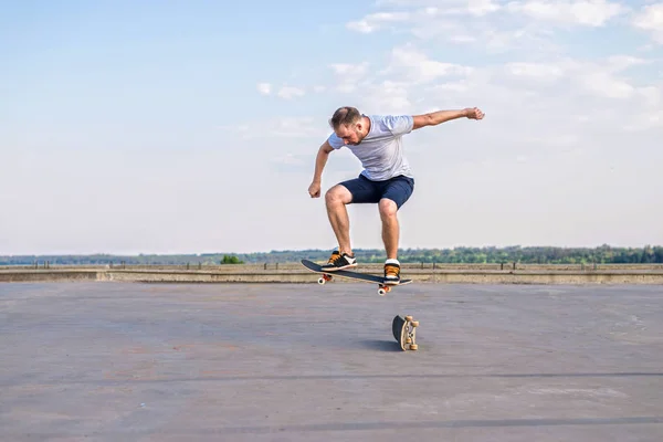 Young Man Skating Street Young Skateboarder Performing Flip Trick Jump — Stock Photo, Image