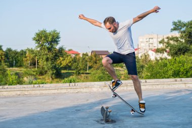 Kaykaycı yol açık havada bir fiske vurmak hile yapıyor. Aktif yaşam biçimi, doğada eğitim kaykaycı.