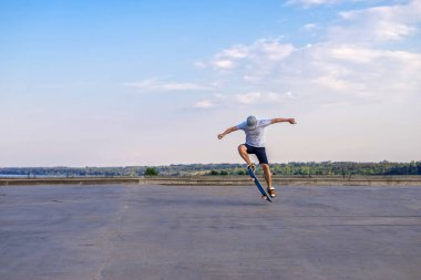 Genç kaykaycı olarak yolda, boş alanın bir atlama yapmak bir fiske vurmak hüner. Aktif bir şekilde yaşam kavramı.