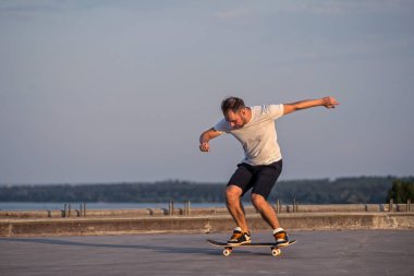 Genç kaykaycı olarak yolda, boş alanın bir atlama yapmak bir fiske vurmak hüner. Aktif bir şekilde yaşam kavramı.