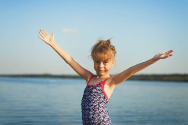 Nehir, boş alan banyo güzel küçük bir kız. Yaz tatili.