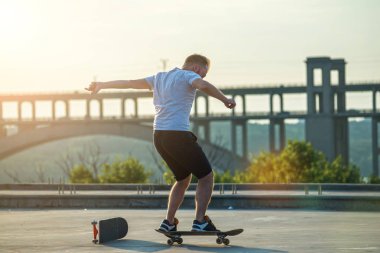 Kaykaycı günbatımı bir atlama bir numara yapıyor. Aktif yaşam tarzı.