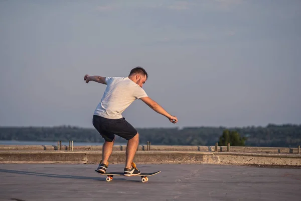 Skateboarder Haciendo Truco Ollie Fondo Del Cielo Azul Estilo Vida — Foto de Stock