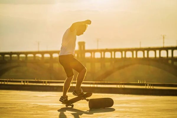 Skateboarder Facendo Trucco Ollie Con Sole Splendente Brillante Background Stile — Foto Stock