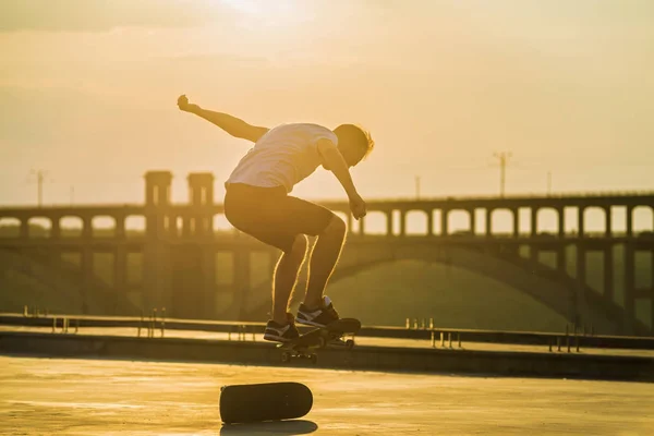 Skateboarder Facendo Trucco Ollie Con Sole Splendente Brillante Background Stile — Foto Stock