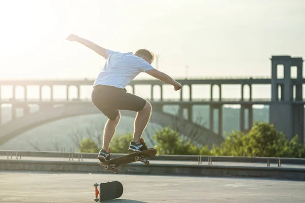 Skateboarder Fare Trucco Salto Tramonto Stile Vita Attivo — Foto Stock