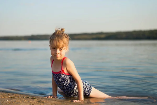 Όμορφο Μικρό Κορίτσι Κολύμβησης Στον Ποταμό Δωρεάν Χώρο Καλοκαιρινές Διακοπές — Φωτογραφία Αρχείου
