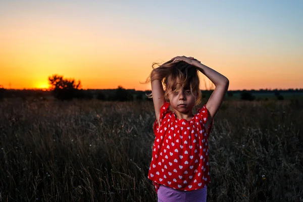 Маленькая Девочка Фоне Заката Красивый Пейзаж — стоковое фото