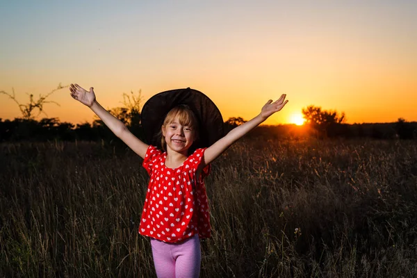 Schönes Kleines Mädchen Hexenkostüm Auf Dem Hintergrund Des Sonnenuntergangs Freier — Stockfoto