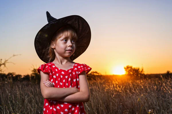 Boszorkány Jelmez Naplemente Háttér Gyönyörű Kislány Szabad Hely Háttér Nyaralás — Stock Fotó