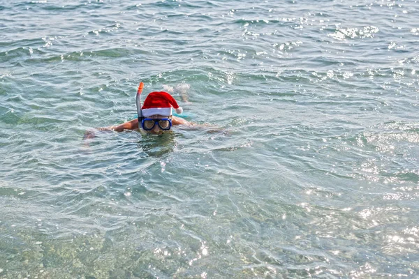 Άνθρωπος Ένα Καπέλο Santa Claus Και Μάσκα Καταδύσεων Χριστουγεννιάτικο Φόντο — Φωτογραφία Αρχείου