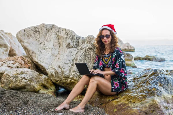 Pracoholik Młoda Kobieta Santa Hat Działa Plaży Pracy Podczas Świąt — Zdjęcie stockowe