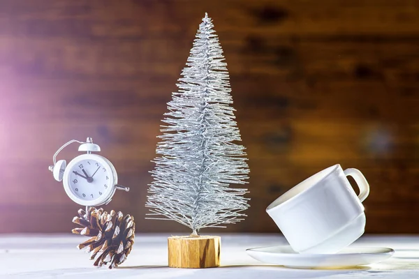 Composição Ano Novo Relógio Uma Árvore Natal Contexto Madeira Fundo — Fotografia de Stock