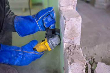 Elektrik kesici kullanarak inşaat işçisi kesme beton duvar. Tehlikeli bir iş. İnşaat işleri