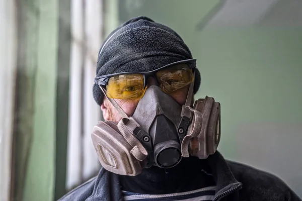 Portret Van Een Man Een Gasmasker Vrije Ruimte Ademhalingsbescherming — Stockfoto