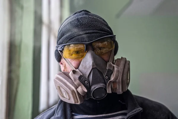 Retrato Homem Num Respirador Espaço Livre Protecção Respiratória — Fotografia de Stock