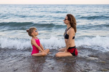 Anne ve kızı plajda, Aile tatil.