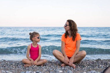 Anne ve kızı sahilde, boş alan meditasyon.