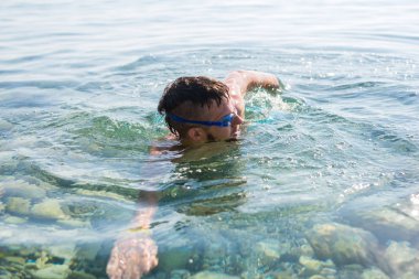 Aktif bir yaşam tarzı kavramı: bir adam gogg Yüzme içinde yüzüyor
