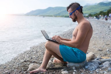 Tatile, çalışma freelancer işkolik. Çalışma iş adamı