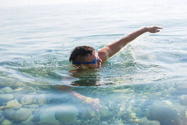 Konceptet med en aktiv livsstil: en man simmar i simning gog — Stockfoto