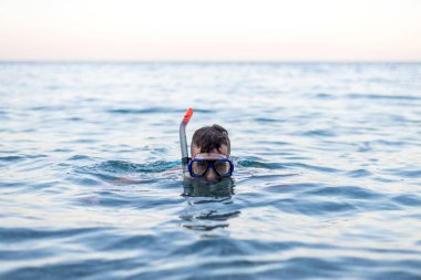 Genç Yüzme dalış maskeli adam.