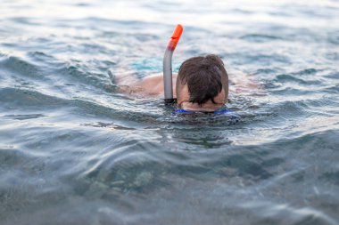 Genç Yüzme dalış maskeli adam.