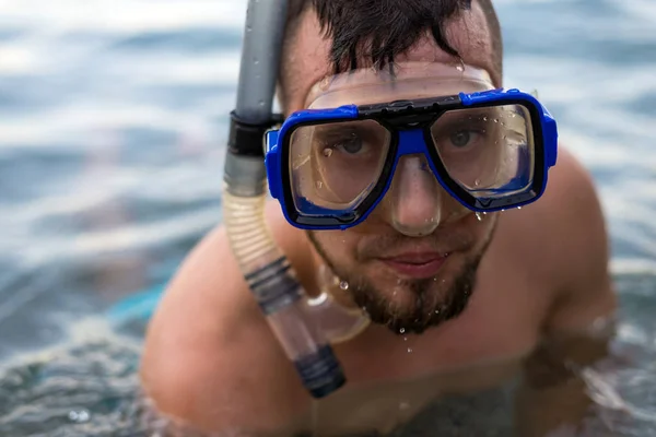 Porträtt av en man i en simning mask, närbild. dykning. — Stockfoto