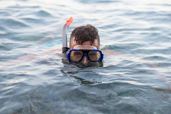 Junger Mann schwimmt in Tauchermaske. — Stockfoto