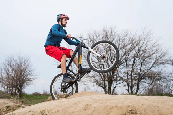 L'homme sur un vélo de montagne effectue un saut sale. Mode de vie actif . — Photo