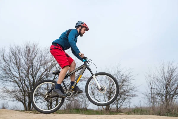 Homme athlétique en vélo. style de vie . — Photo